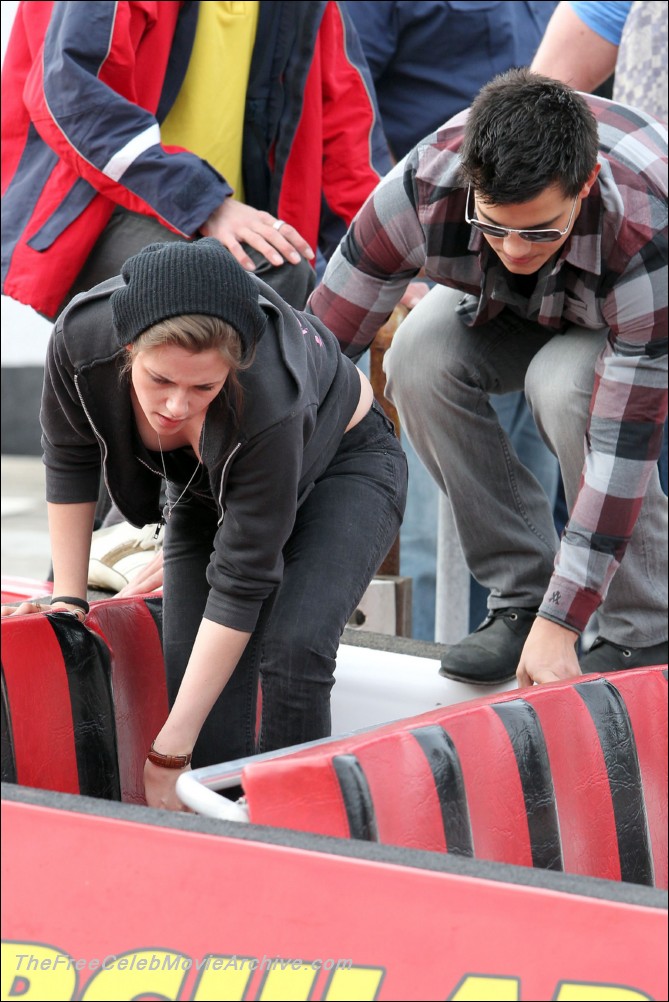 Taylor Lautner naked and lingerie vidcaps